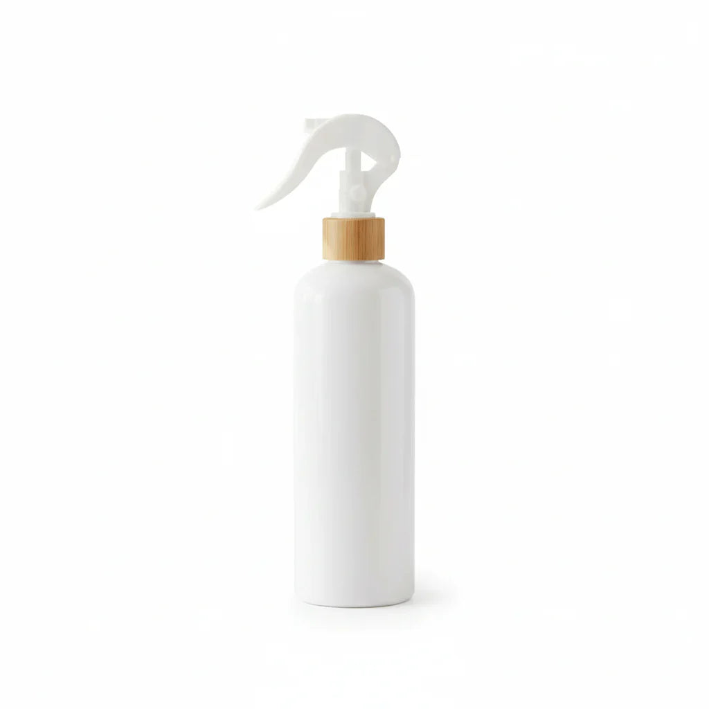 White spray bottle with adjustable trigger, 500ml frosted PET plastic refillable dispenser for home cleaning — view 2