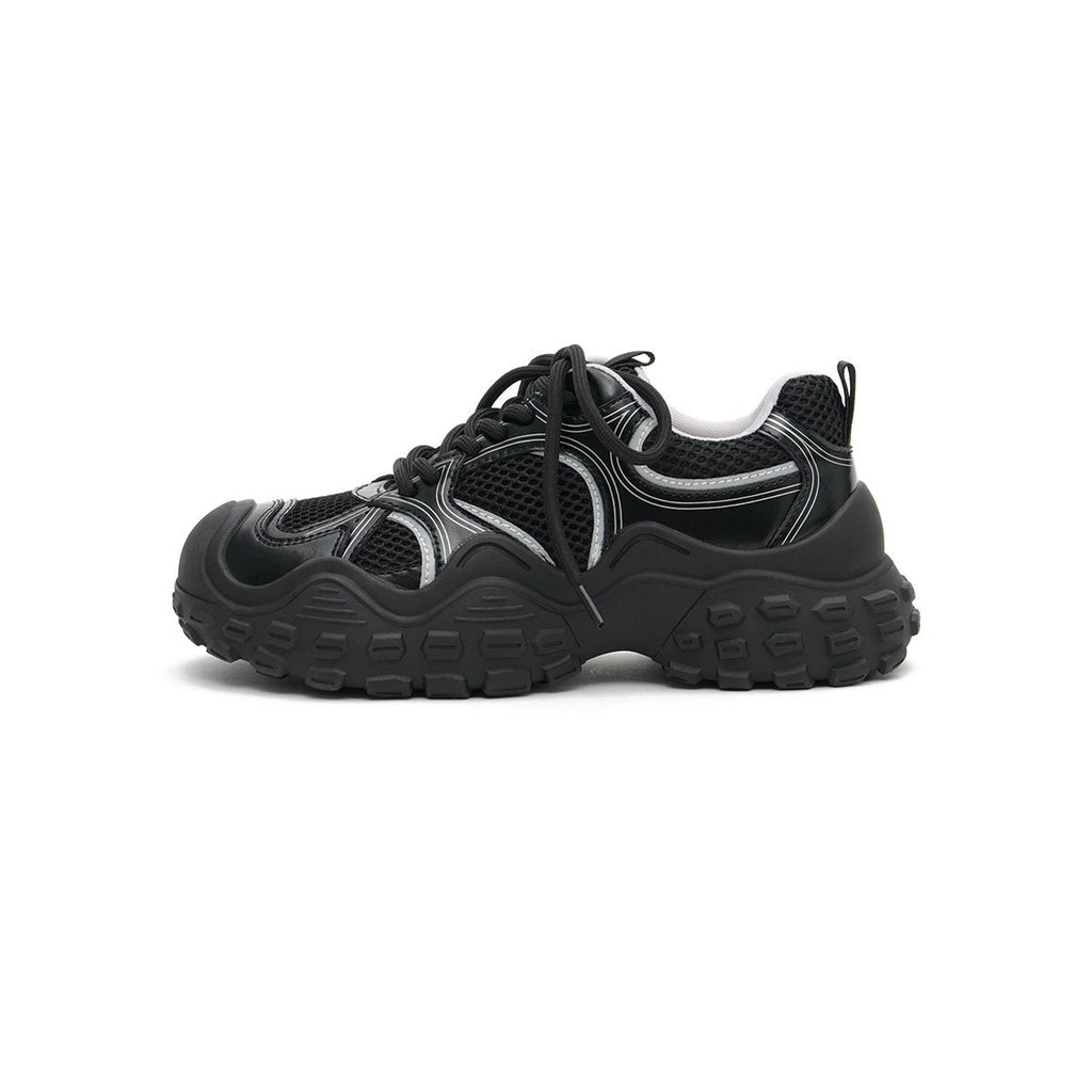 Women's chunky breathable running shoes with wavy midsole and technical mesh upper in black